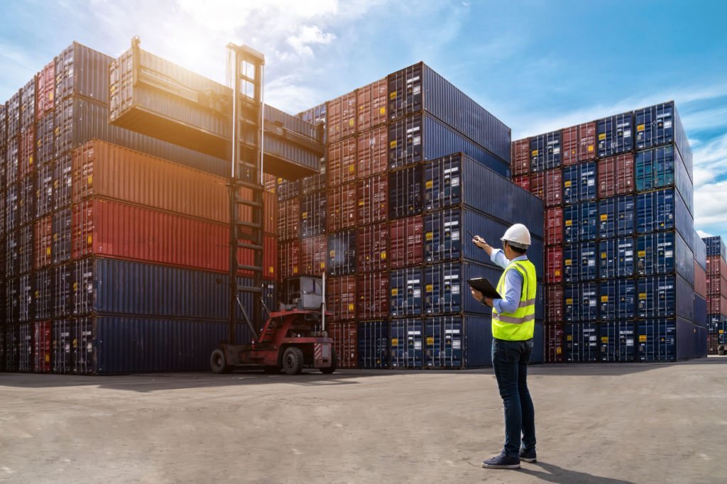 how many containers fit on a cargo ship